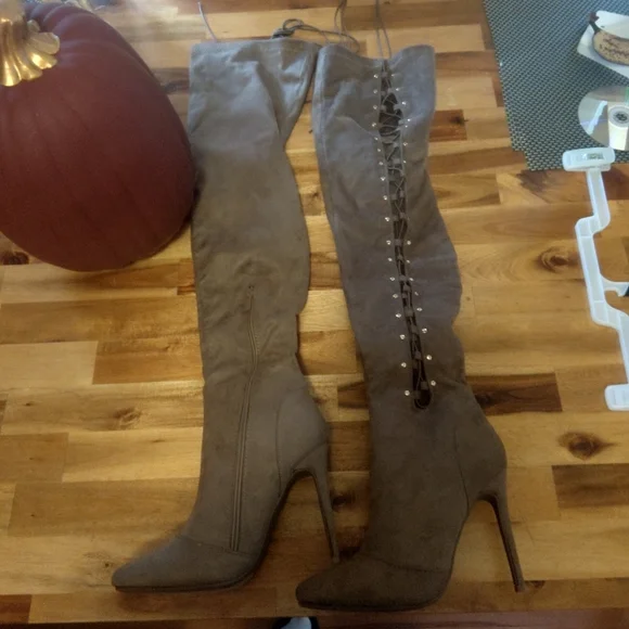 Brown suede like thigh high stiletto boots in size 8.5 - Picture 1 of 6